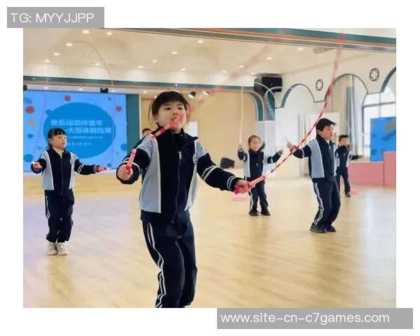 幼儿足球表演视频展现小小球员的激情与团队合作精神，感受童年快乐与运动魅力